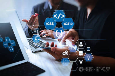 编码软件开发人员使用增强现实仪表板计算机图标的 scrum 敏捷开发和代码叉和版本控制与响应性的网络安全。商务团队会议